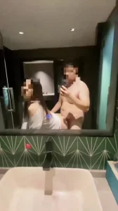 看老婆被抓着在镜子前面狂操她崩坏和谄媚口交的时候真的好美